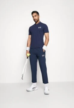 EA7 Emporio Armani Tennis Club Pants Light - Trainingsbroek - Navy Blue 7 EA7 Emporio Armani Tennis Club Pants Light - Trainingsbroek - Navy Blue -Next Verkoopwinkel 04c898fa36544ff58b7478fd7f7e2b55