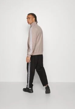 Adidas Sportswear Set - Trainingspak - Taupe/Black 8 Adidas Sportswear Set - Trainingspak - Taupe/Black -Next Verkoopwinkel 057c9f70c569444ca4fc3b71b9cae5af