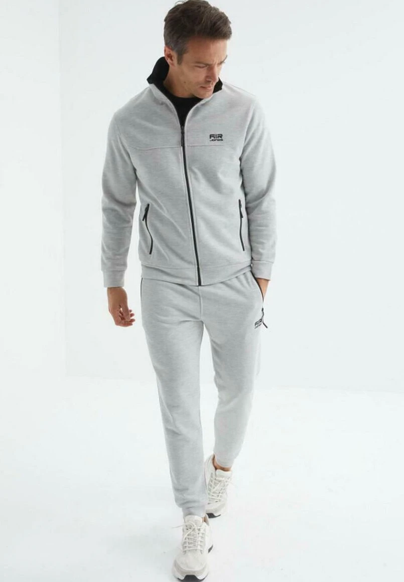 Vrijetijd-Jogging - Huis - Home- Trainingspak - Licht Grijs 1 Vrijetijd-Jogging - Huis - Home- Trainingspak - Licht Grijs