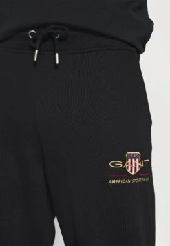 Gant Archive Shield- Trainingsbroek - Black 9 Gant Archive Shield- Trainingsbroek - Black -Next Verkoopwinkel 12f1973e0a754f9997897d506a3be887