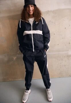 Nike Sportswear Club Suit - Trainingspak - Black/White 15 Nike Sportswear Club Suit - Trainingspak - Black/White -Next Verkoopwinkel 147d56ab72d641a28b8cf96773131d12