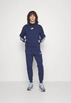 Nike Sportswear Club Suit - Trainingspak - Midnight Navy 12 Nike Sportswear Club Suit - Trainingspak - Midnight Navy -Next Verkoopwinkel 1a44b21a910e4263aff310c84f6dc509