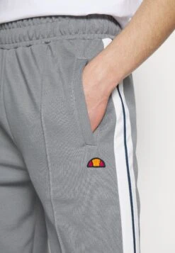 Ellesse Adelfia - Trainingsbroek - Grey 13 Ellesse Adelfia - Trainingsbroek - Grey -Next Verkoopwinkel 2251a286783243beae6335196d5b43c3