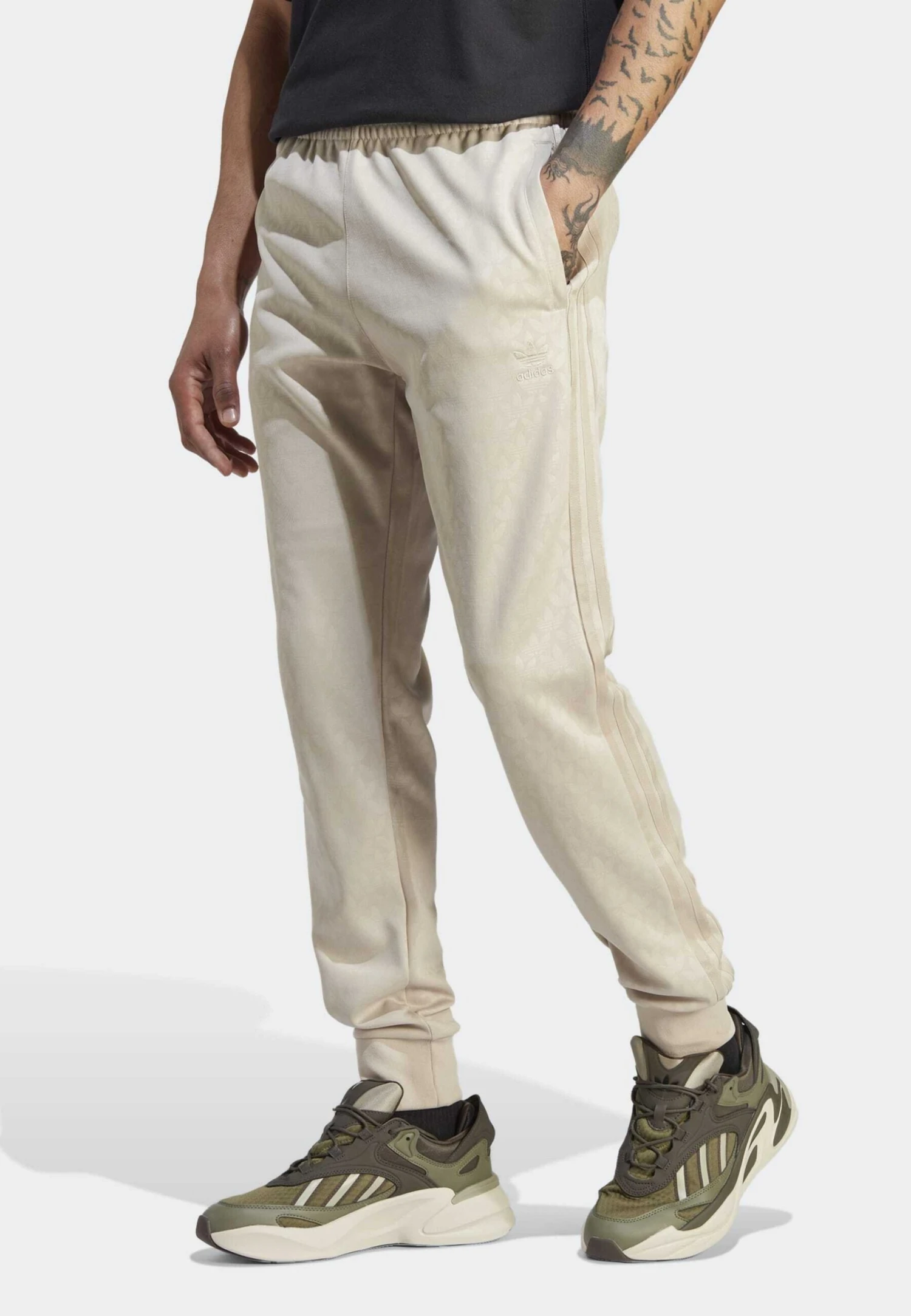 Adidas Originals Graphics Monogram Sst- Trainingsbroek - Beige 1 Adidas Originals Graphics Monogram Sst- Trainingsbroek - Beige