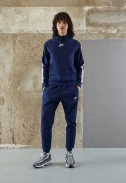 Nike Sportswear Club Suit - Trainingspak - Midnight Navy 9 Nike Sportswear Club Suit - Trainingspak - Midnight Navy -Next Verkoopwinkel 28538bb2f3db47a6a0098e56bf2acfec