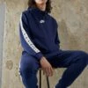 Nike Sportswear Club Suit - Trainingspak - Midnight Navy 11 Nike Sportswear Club Suit - Trainingspak - Midnight Navy -Next Verkoopwinkel 285830ba1571432e9901cc859c89d465