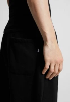 BERSHKA Wide Leg - Trainingsbroek - Black 8 BERSHKA Wide Leg - Trainingsbroek - Black -Next Verkoopwinkel 2dc5e8ced83548a78c0bbe28b635ae9f