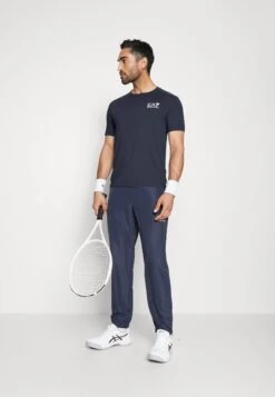 EA7 Emporio Armani Tennis Pro Tee - Sport T-Shirt - Navy Blue 6 EA7 Emporio Armani Tennis Pro Tee - Sport T-Shirt - Navy Blue -Next Verkoopwinkel 38c595b6eaca46d1ba3ce1b06e1f2d9d