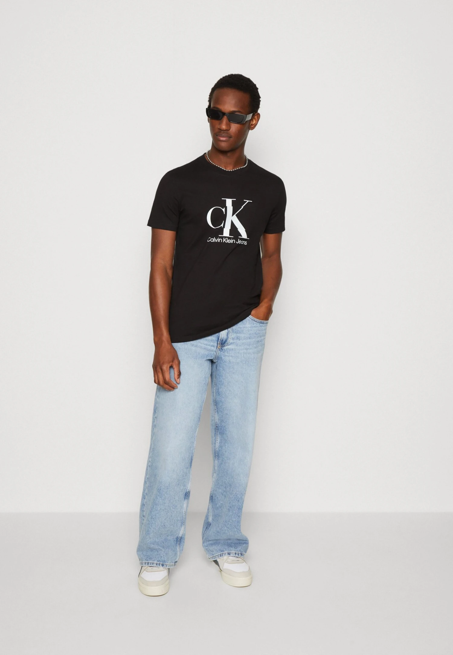 Calvin Klein Jeans Disrupted Monologo- T-Shirt Print - Black 2 Calvin Klein Jeans Disrupted Monologo- T-Shirt Print - Black - Afbeelding 2