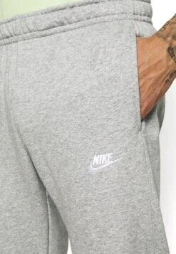 Nike Sportswear Club Pant - Trainingsbroek - Grey Heather/Matte Silver/White 11 Nike Sportswear Club Pant - Trainingsbroek - Grey Heather/Matte Silver/White -Next Verkoopwinkel 52d95799b86846899a6070247335dc3b