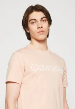 Calvin Klein Front Logo - T-Shirt Print - Soft Coral 9 Calvin Klein Front Logo - T-Shirt Print - Soft Coral -Next Verkoopwinkel 55cf35f1f8104181838387700a8876e8