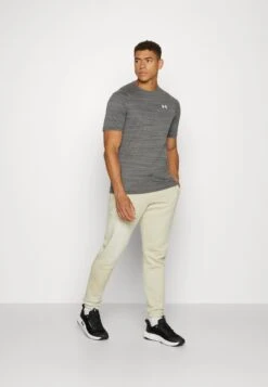 Under Armour Essential Novelty - Trainingsbroek - Khaki Base/White Clay/White 11 Under Armour Essential Novelty - Trainingsbroek - Khaki Base/White Clay/White -Next Verkoopwinkel 6f7f097128bc4c0da3739397ee02d7d2