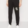 Calvin Klein Jeans Spray Pant - Trainingsbroek - Black 10 Calvin Klein Jeans Spray Pant - Trainingsbroek - Black -Next Verkoopwinkel 6fafae85b8244315a15b5cbd7bd25515