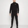 EA7 Emporio Armani Train Soccer Suit- Trainingspak - Black 12 EA7 Emporio Armani Train Soccer Suit- Trainingspak - Black -Next Verkoopwinkel 7bc280be7d414536b4bf9c646a547b20