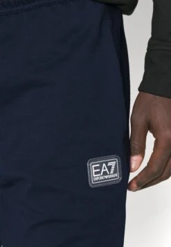 EA7 Emporio Armani Bermuda - Shorts - Dark Blue 9 EA7 Emporio Armani Bermuda - Shorts - Dark Blue -Next Verkoopwinkel 836fe4ef22354aa18cfcf287382a2cc2