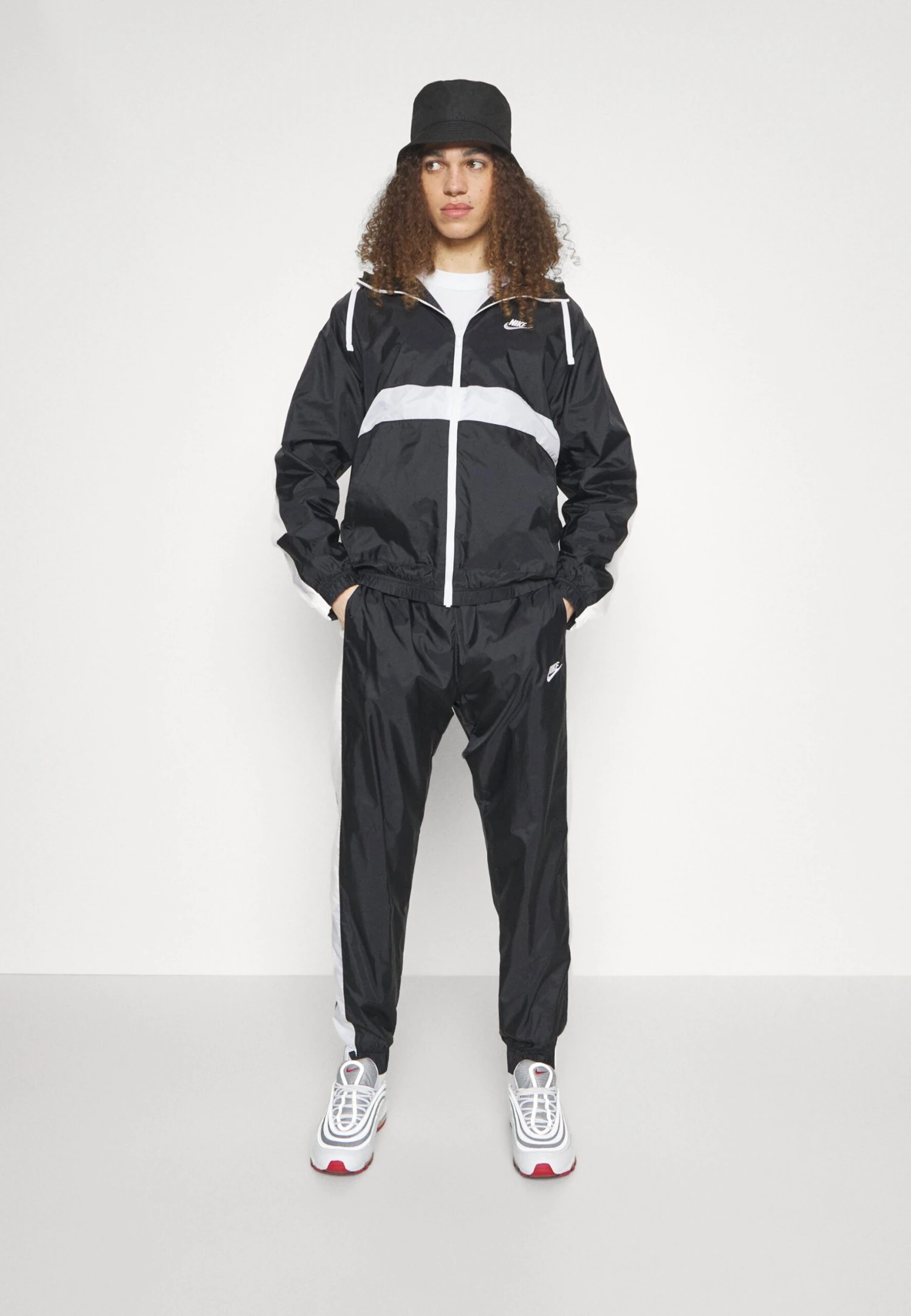 Nike Sportswear Club Suit - Trainingspak - Black/White 1 Nike Sportswear Club Suit - Trainingspak - Black/White