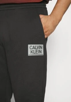 Calvin Klein Gloss Stencil Logo Jogger - Trainingsbroek - Black 9 Calvin Klein Gloss Stencil Logo Jogger - Trainingsbroek - Black -Next Verkoopwinkel 892f63f323da42c29367abb5bec04a48