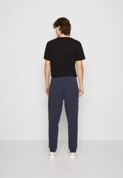 Lacoste Trainingsbroek - Blue Night 8 Lacoste Trainingsbroek - Blue Night -Next Verkoopwinkel 90f444e26b974f1dadee17c25fe6d90b