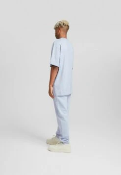 BERSHKA Patch Short Sleeve Boxy Fit - T-Shirt Print - Light-Blue Denim 8 BERSHKA Patch Short Sleeve Boxy Fit - T-Shirt Print - Light-Blue Denim -Next Verkoopwinkel 95d6c182c1cf44929c00c9a85212c405