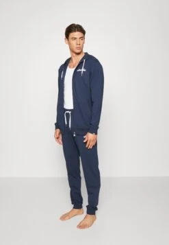 Ellesse Bevilo - Pyjama - Navy 8 Ellesse Bevilo - Pyjama - Navy -Next Verkoopwinkel 993920f7b4b64010962e491473a9109b