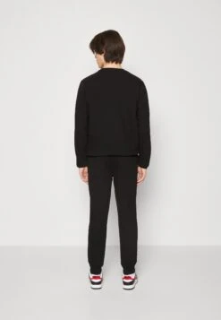 47 Batterman League Logo Base Runner Helix Pants - Trainingsbroek - Jet Black 9 47 Batterman League Logo Base Runner Helix Pants - Trainingsbroek - Jet Black -Next Verkoopwinkel a140a4b9c776419d88d09eea748d7634