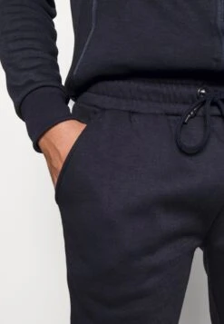 BRAVE SOUL Lanisterd - Trainingspak - Dark Blue 11 BRAVE SOUL Lanisterd - Trainingspak - Dark Blue -Next Verkoopwinkel a2fc48ec792c4198bec8f7bc8e5d296b