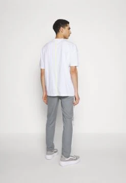 Ellesse Adelfia - Trainingsbroek - Grey 10 Ellesse Adelfia - Trainingsbroek - Grey -Next Verkoopwinkel b15ed17783dc4ecab5e152a866224026