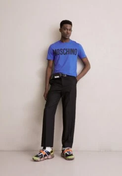 MOSCHINO T-Shirt Print - Fantasy Blue 9 MOSCHINO T-Shirt Print - Fantasy Blue -Next Verkoopwinkel c5fd2c862d3f4e8593ead82f34e4bbb7