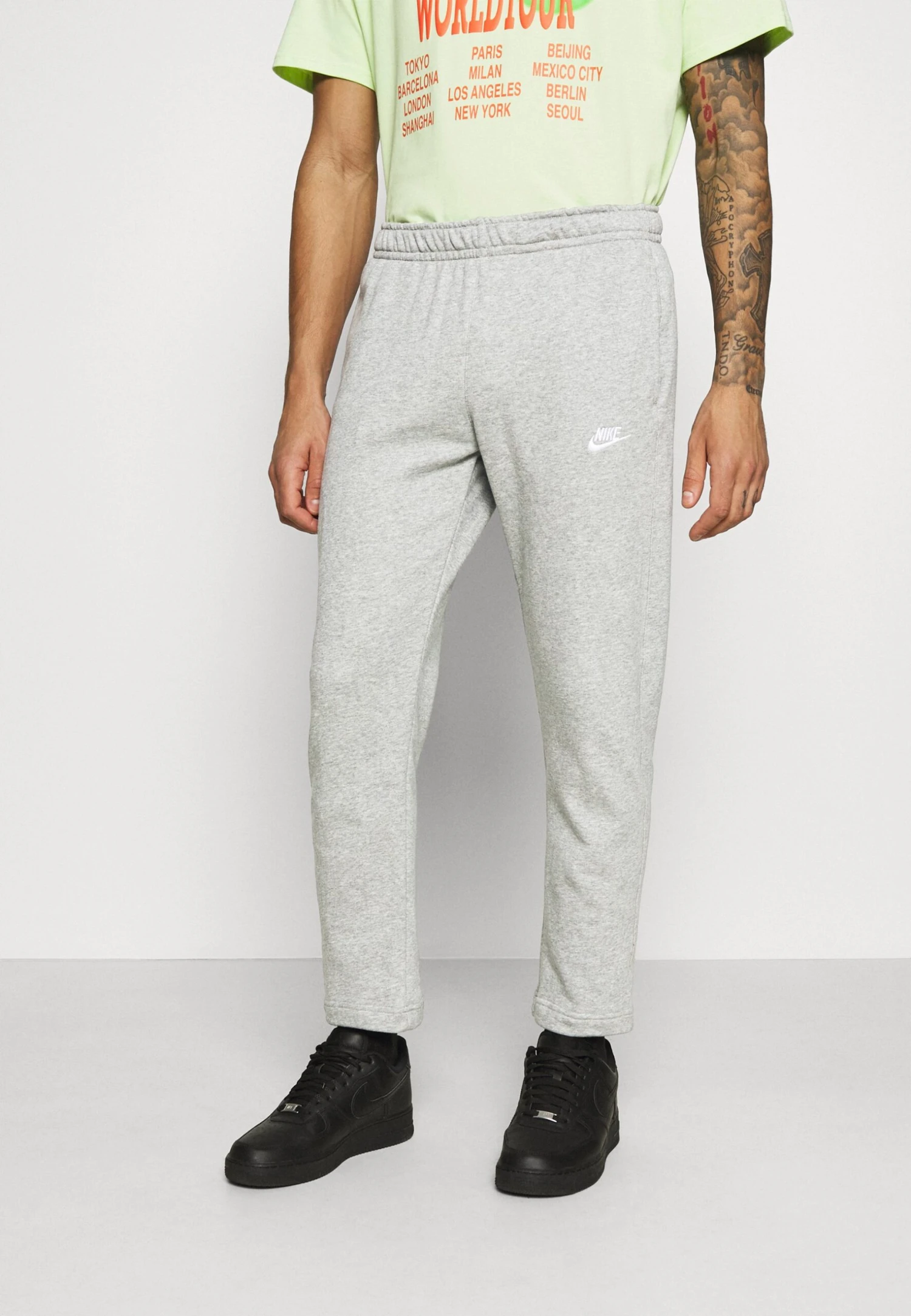 Nike Sportswear Club Pant - Trainingsbroek - Grey Heather/Matte Silver/White 1 Nike Sportswear Club Pant - Trainingsbroek - Grey Heather/Matte Silver/White