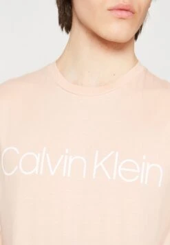 Calvin Klein Front Logo - T-Shirt Print - Soft Coral 11 Calvin Klein Front Logo - T-Shirt Print - Soft Coral -Next Verkoopwinkel d16fd32a85b44a1f981e11a54e2e3ef2