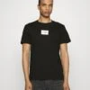Calvin Klein Jeans Small Center Box Tee - T-Shirt Print - Black 6 Calvin Klein Jeans Small Center Box Tee - T-Shirt Print - Black -Next Verkoopwinkel d69e0658b5bc4d88a6de911490317dd0