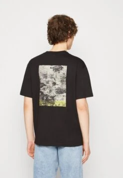 Calvin Klein Elementa Photo Print- T-Shirt Print - Black