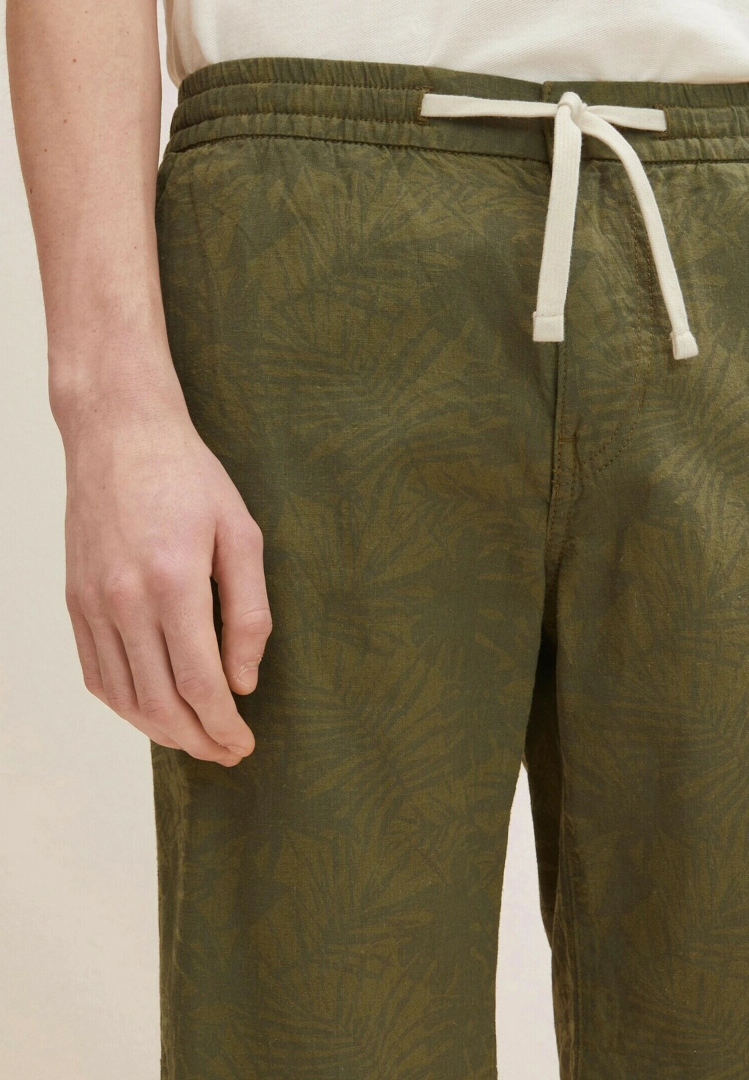 TOM TAILOR Denim Shorts - Olive Tonal Big Leaf Design 4 TOM TAILOR Denim Shorts - Olive Tonal Big Leaf Design - Afbeelding 4