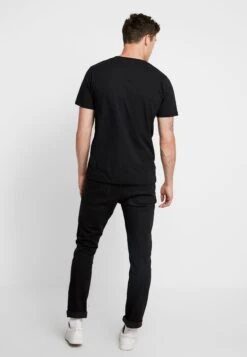 Makia Scope - T-Shirt Print - Black 7 Makia Scope - T-Shirt Print - Black -Next Verkoopwinkel ebcc4c6507344bda9bca0a2e44feb74b