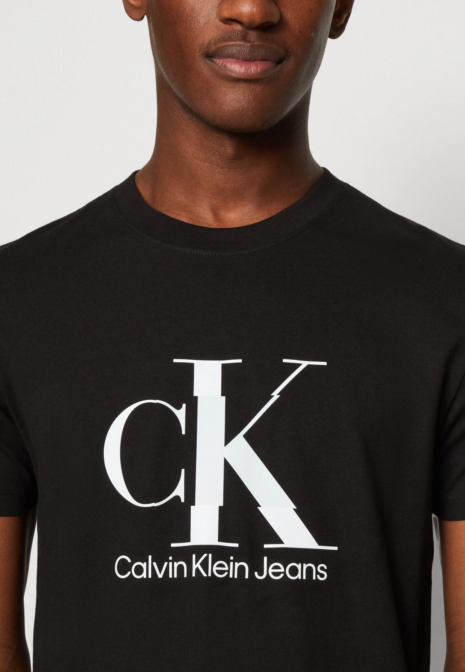 Calvin Klein Jeans Disrupted Monologo- T-Shirt Print - Black 6 Calvin Klein Jeans Disrupted Monologo- T-Shirt Print - Black - Afbeelding 6