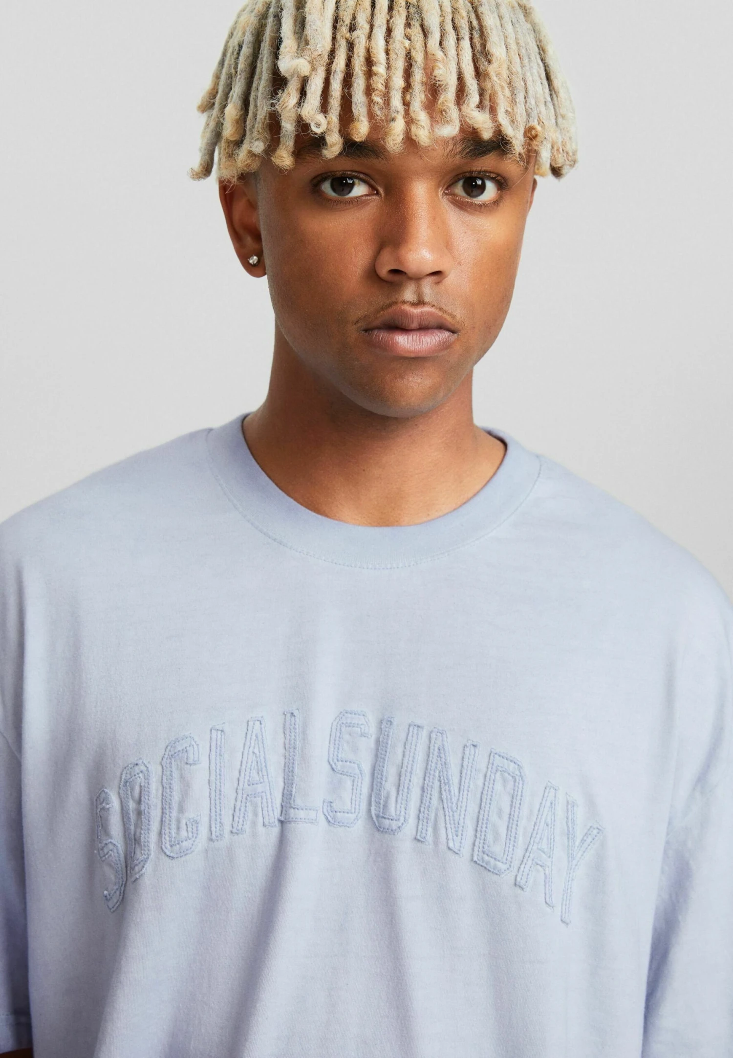 BERSHKA Patch Short Sleeve Boxy Fit - T-Shirt Print - Light-Blue Denim 4 BERSHKA Patch Short Sleeve Boxy Fit - T-Shirt Print - Light-Blue Denim - Afbeelding 4